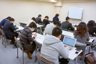 東京で開かれた第1回戦略塾講義の様子(ワーク中)